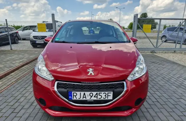 PEUGEOT 208 