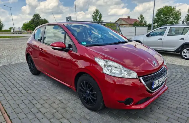 PEUGEOT 208 
