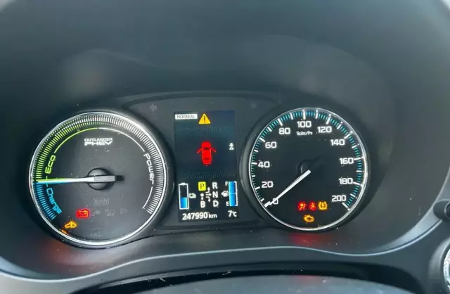 MITSUBISHI Outlander 