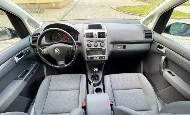 VOLKSWAGEN Touran 