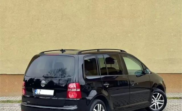 VOLKSWAGEN Touran 