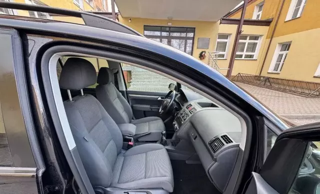 VOLKSWAGEN Touran 