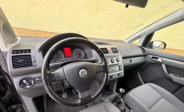 VOLKSWAGEN Touran 