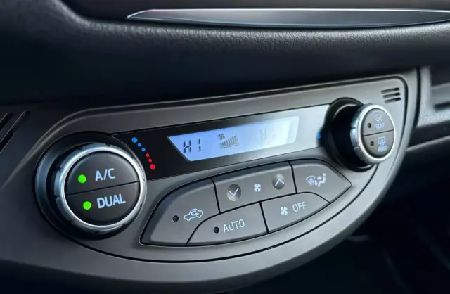 TOYOTA Yaris 1.5 VVT-i (100 KM) Hybrid Automatic