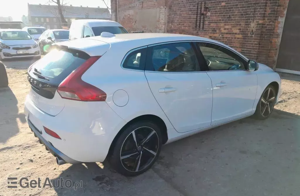 VOLVO V40 