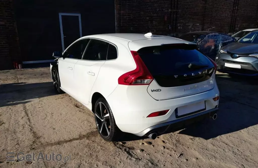 VOLVO V40 