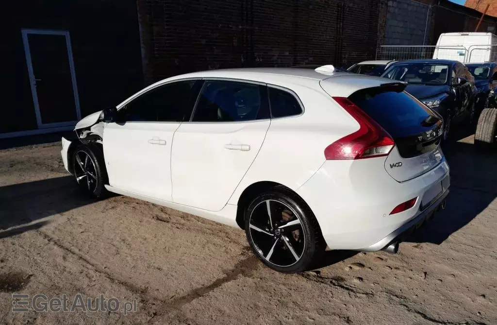 VOLVO V40 