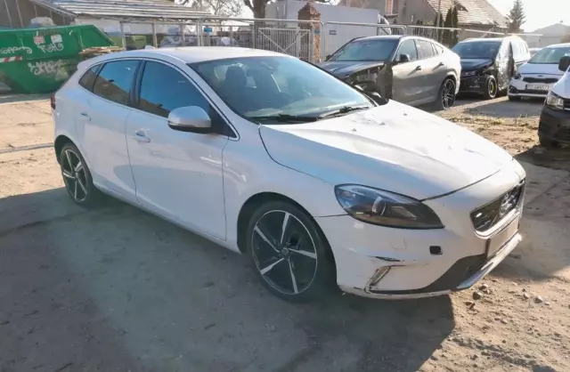 VOLVO V40 