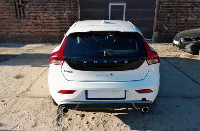 VOLVO V40 