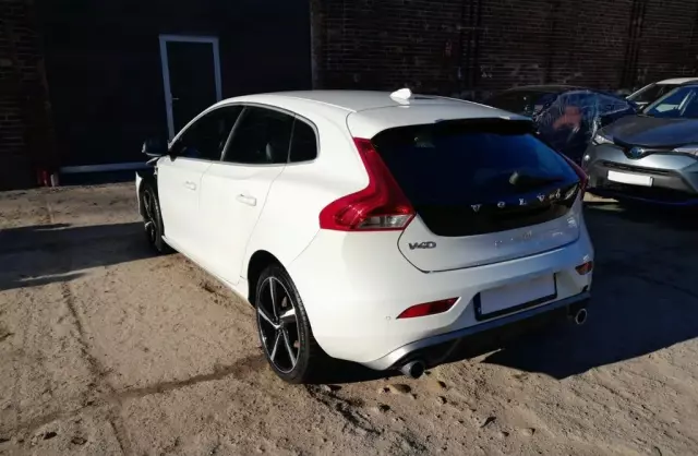 VOLVO V40 