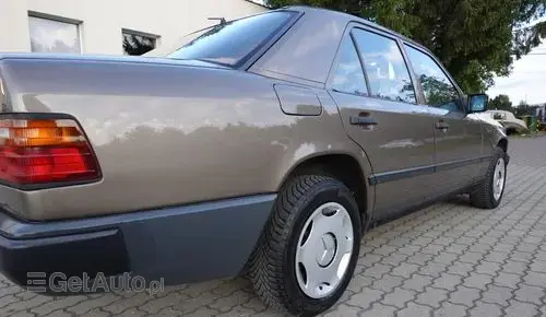MERCEDES-BENZ W124 