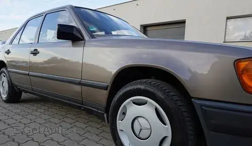 MERCEDES-BENZ W124 