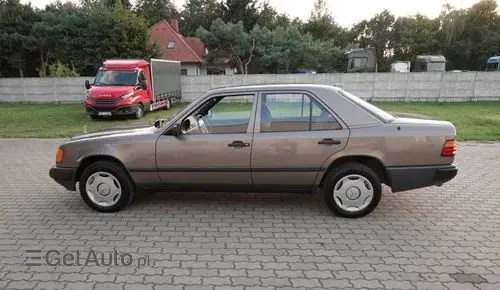 MERCEDES-BENZ W124 