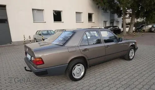 MERCEDES-BENZ W124 