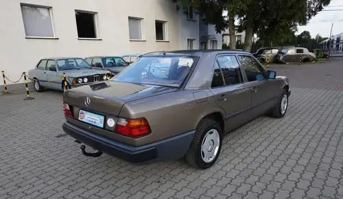 MERCEDES-BENZ W124 