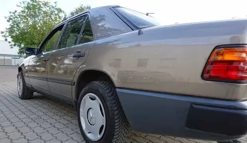 MERCEDES-BENZ W124 