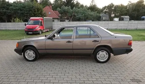 MERCEDES-BENZ W124 