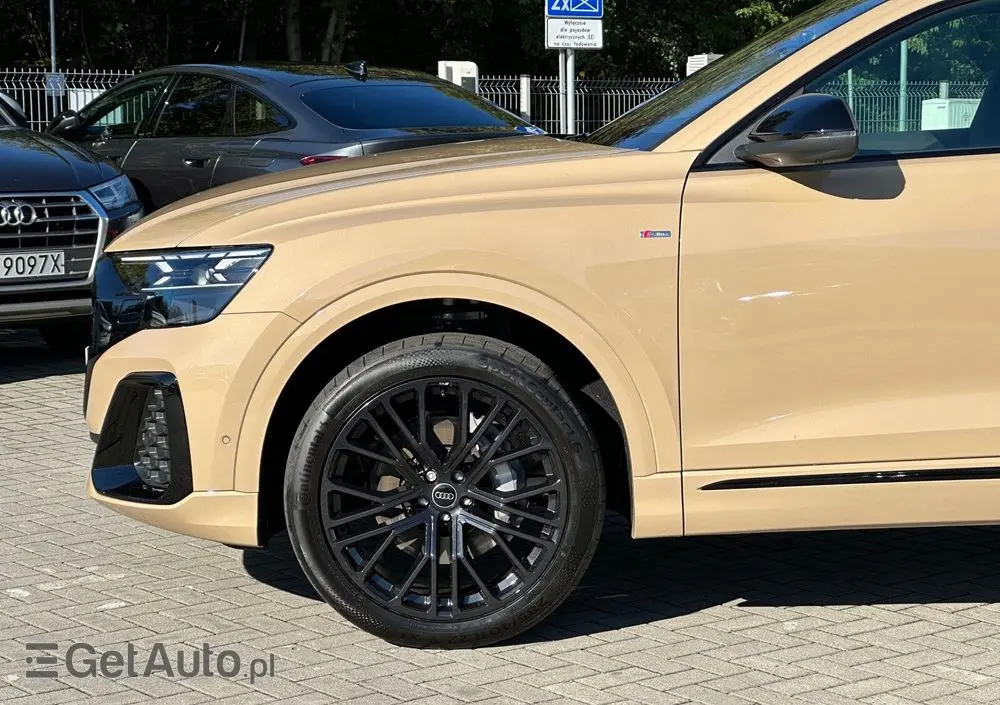 AUDI Q8 