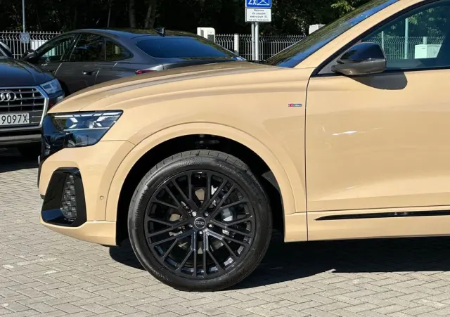 AUDI Q8 