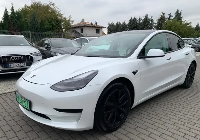 TESLA Model 3 
