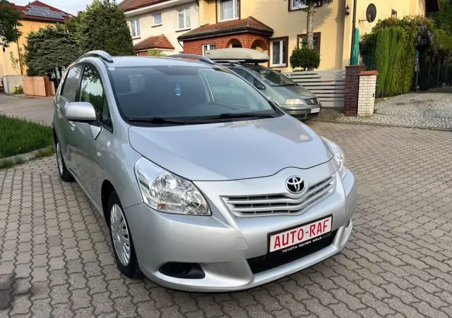 TOYOTA Verso 