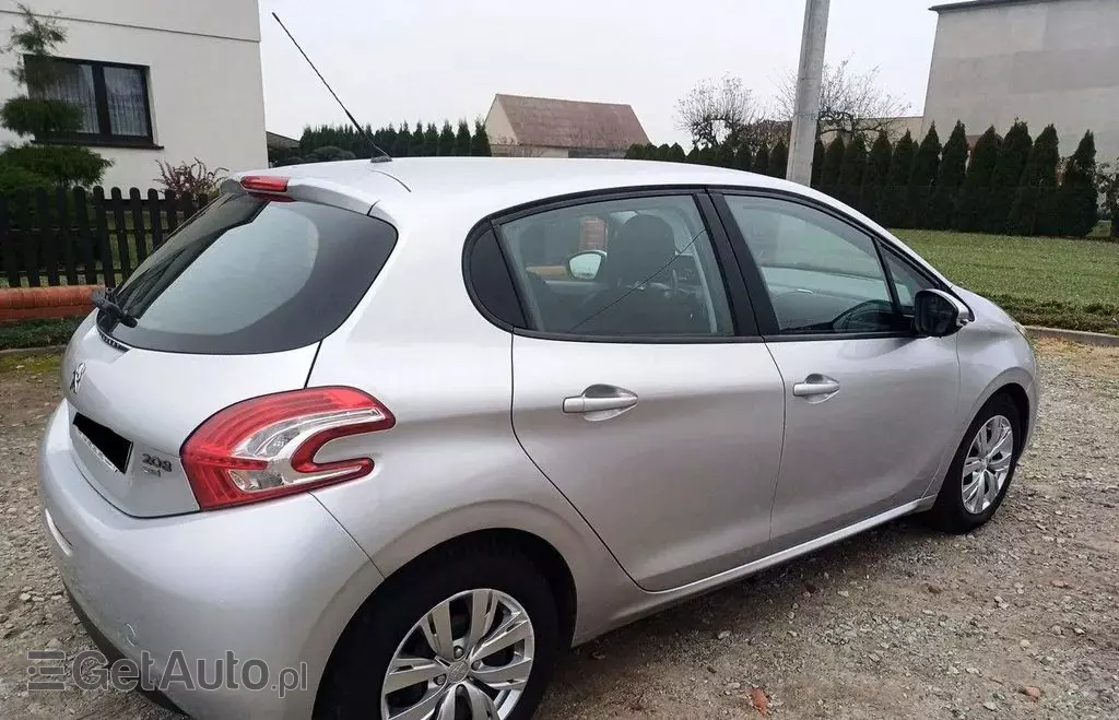 PEUGEOT 208 