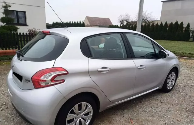 PEUGEOT 208 
