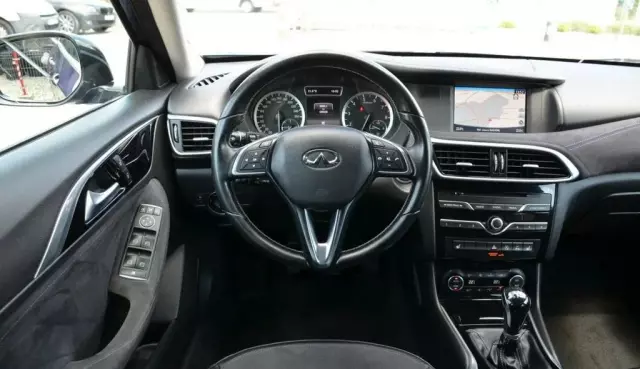 INFINITI Q30 