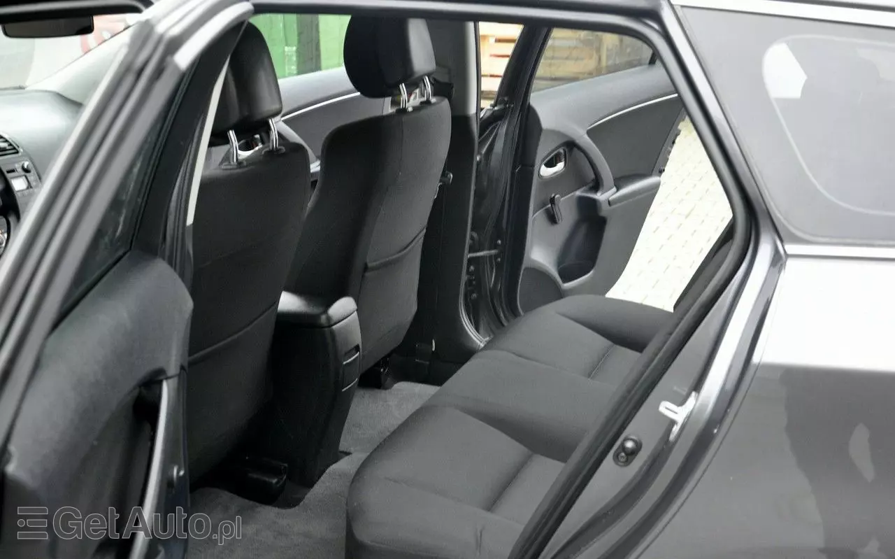 TOYOTA Avensis Combi 1.6 Sol