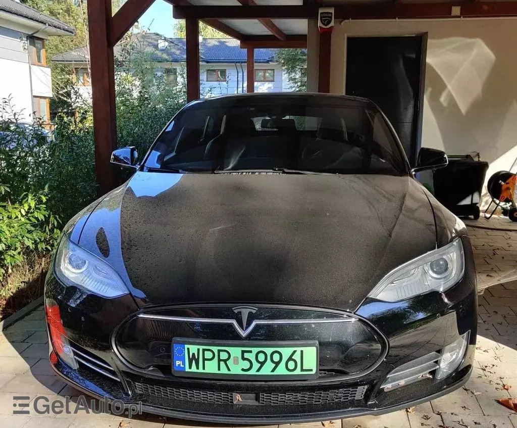 TESLA Model S 