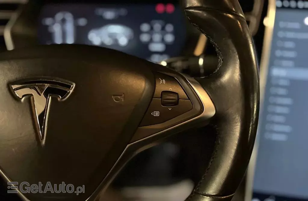 TESLA Model S 