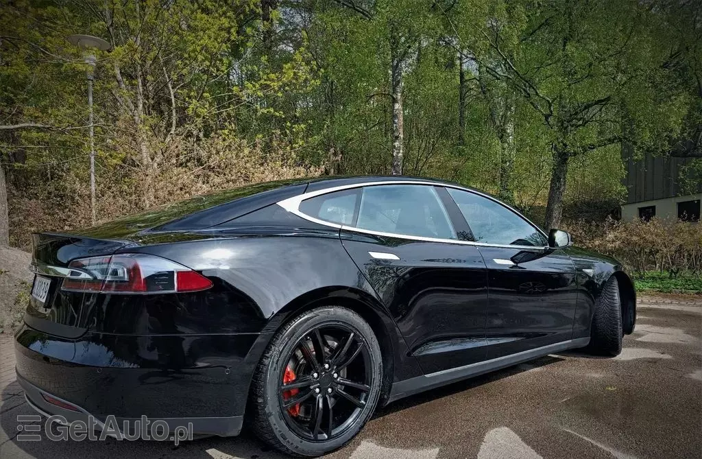 TESLA Model S 