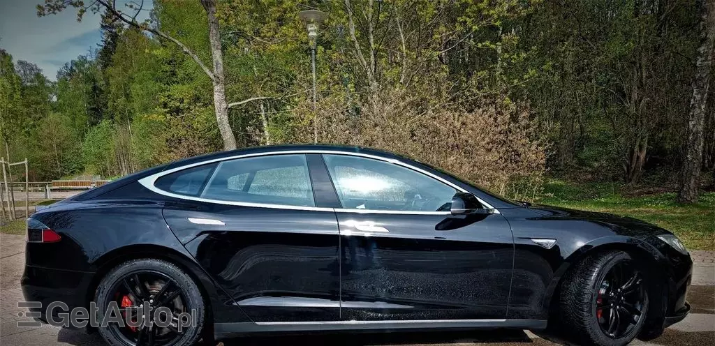 TESLA Model S 