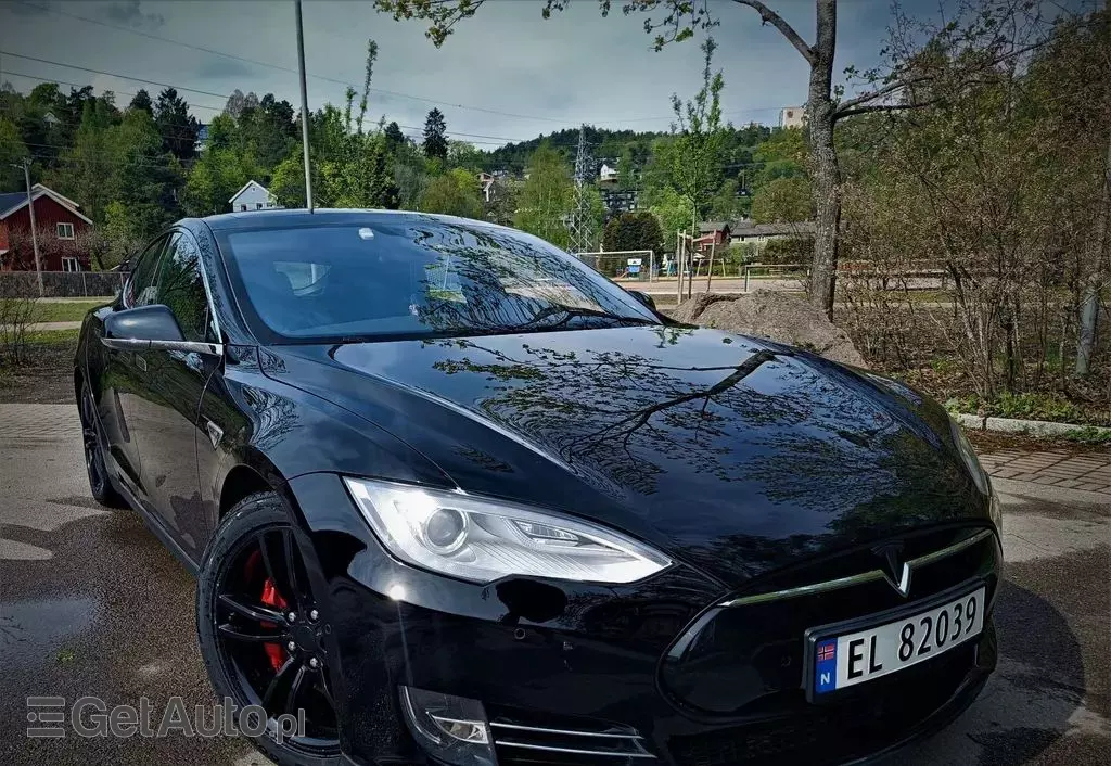 TESLA Model S 
