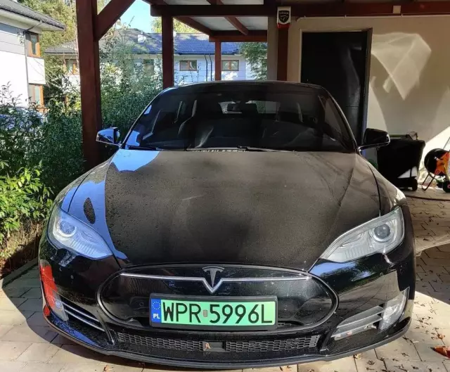 TESLA Model S 