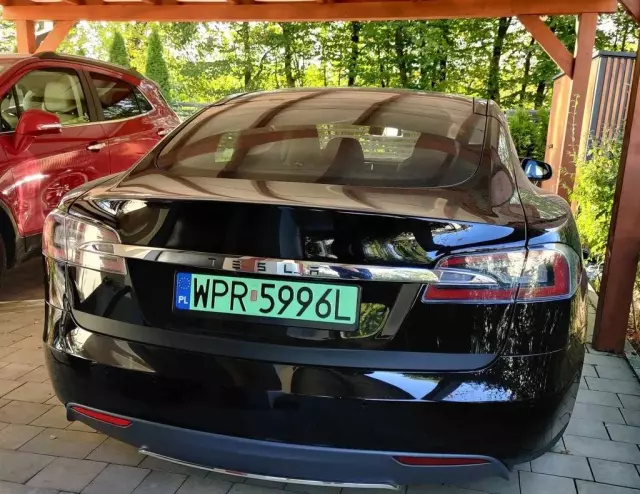 TESLA Model S 