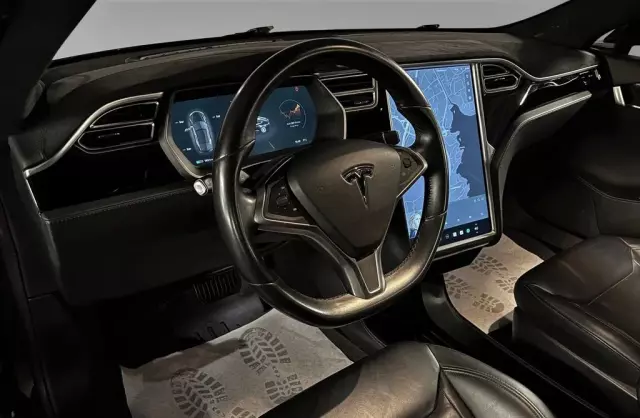 TESLA Model S 