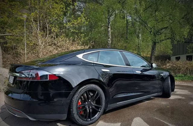 TESLA Model S 