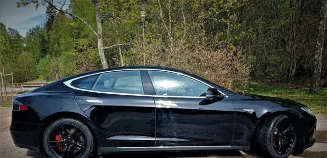 TESLA Model S 