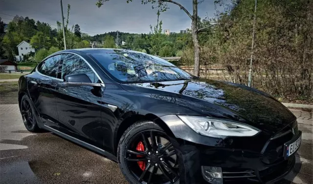 TESLA Model S 