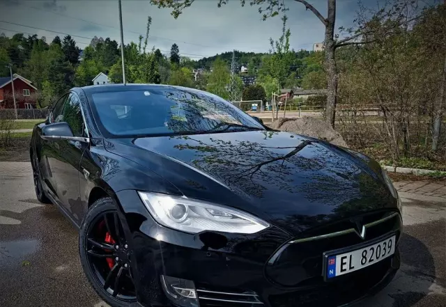 TESLA Model S 