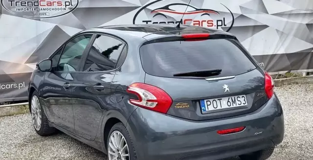 PEUGEOT 208 