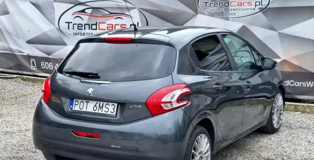PEUGEOT 208 