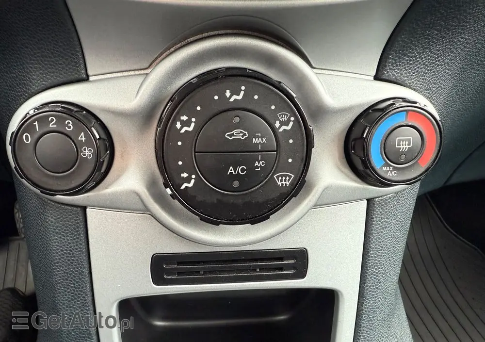 FORD Fiesta 1.25 Champions Edition