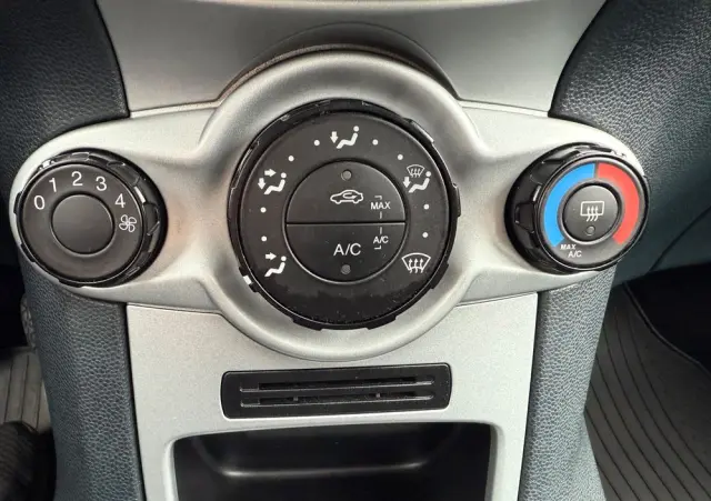 FORD Fiesta 1.25 Champions Edition