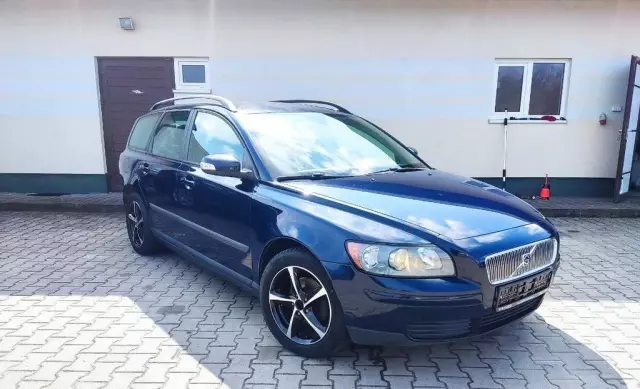 VOLVO V50 