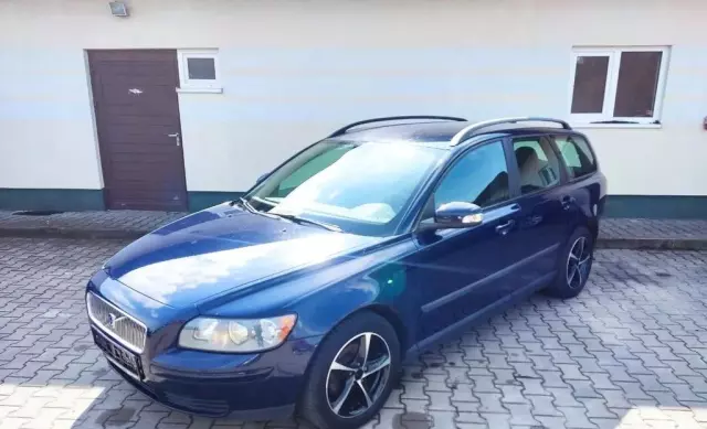 VOLVO V50 