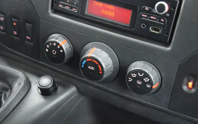 RENAULT MASTER / 2.3 - 150 KM / BRYGADÓWKA / DOKA / 7 OSOBOWY / DOSTAWCZE / BLASZAK / KLIMA / TEMPOMAT / HAK / SPROWADZONY 