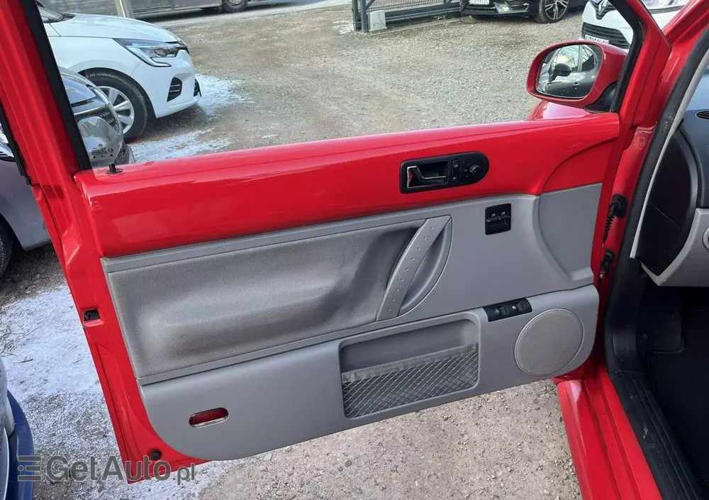 VOLKSWAGEN New Beetle 1.6