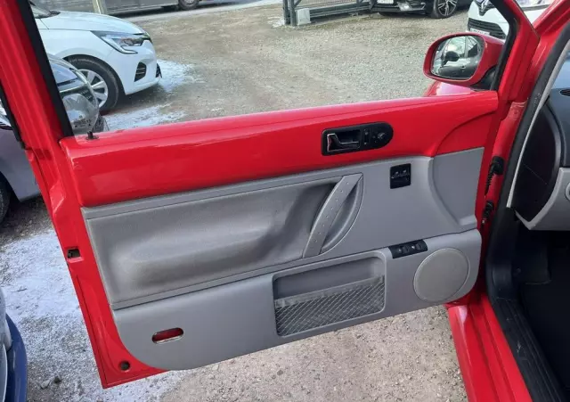 VOLKSWAGEN New Beetle 1.6